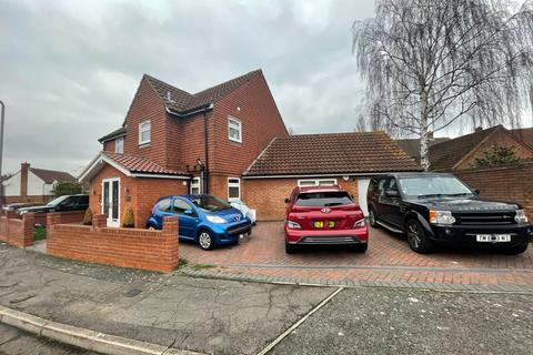 5 bedroom detached house for sale - Peel Place, Clayhall