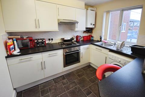 2 bedroom apartment to rent, Tudor Cort, Middleport