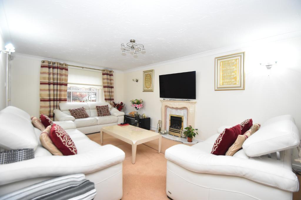 Jackson Drive, Stepps, Glasgow, G33 6GE 4 bed detached villa £295,000