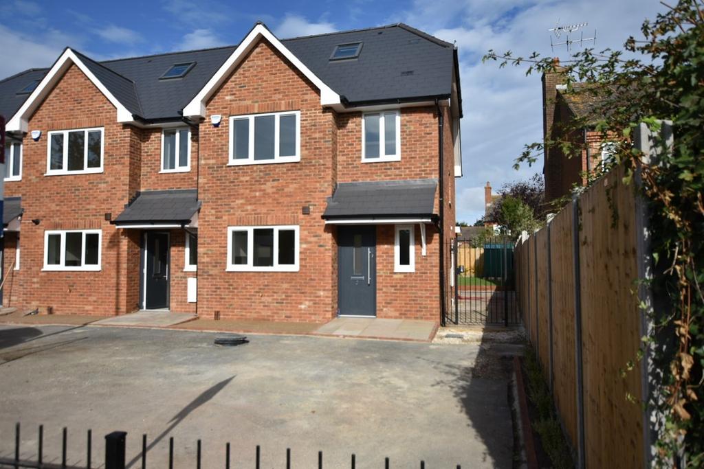 Holmwood, Forest Road, Binfield, RG42 3 bed end of terrace house £550,000