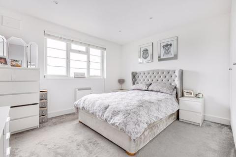 395b Hook Road, Chessington, KT9 1EL