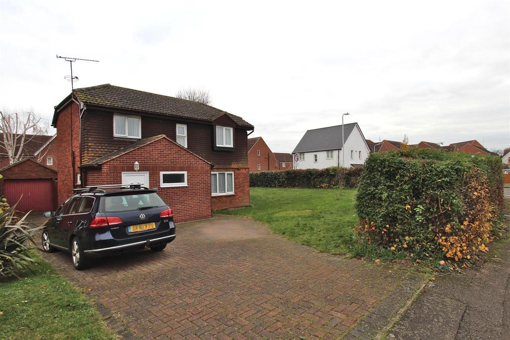 Satis Avenue, Sittingbourne 4 bed detached house £400,000