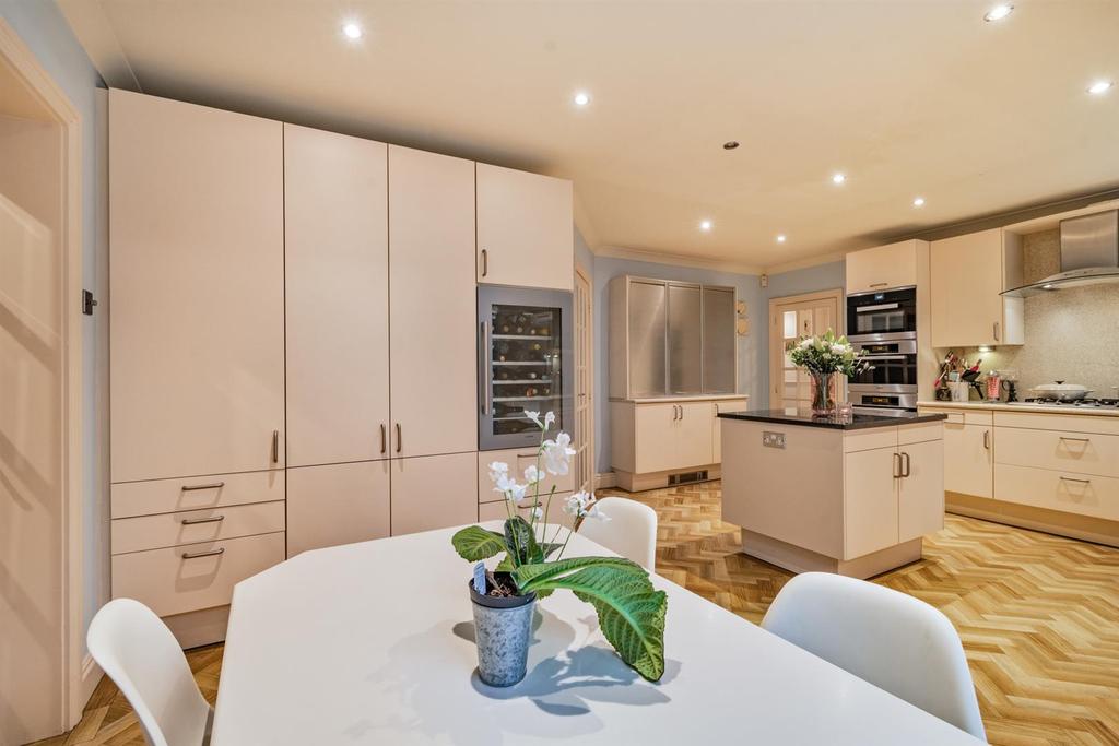 8484826-interior16.jpg