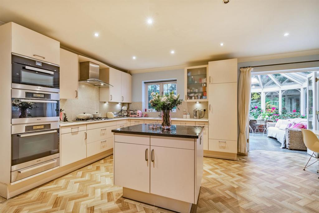 8484826-interior20.jpg