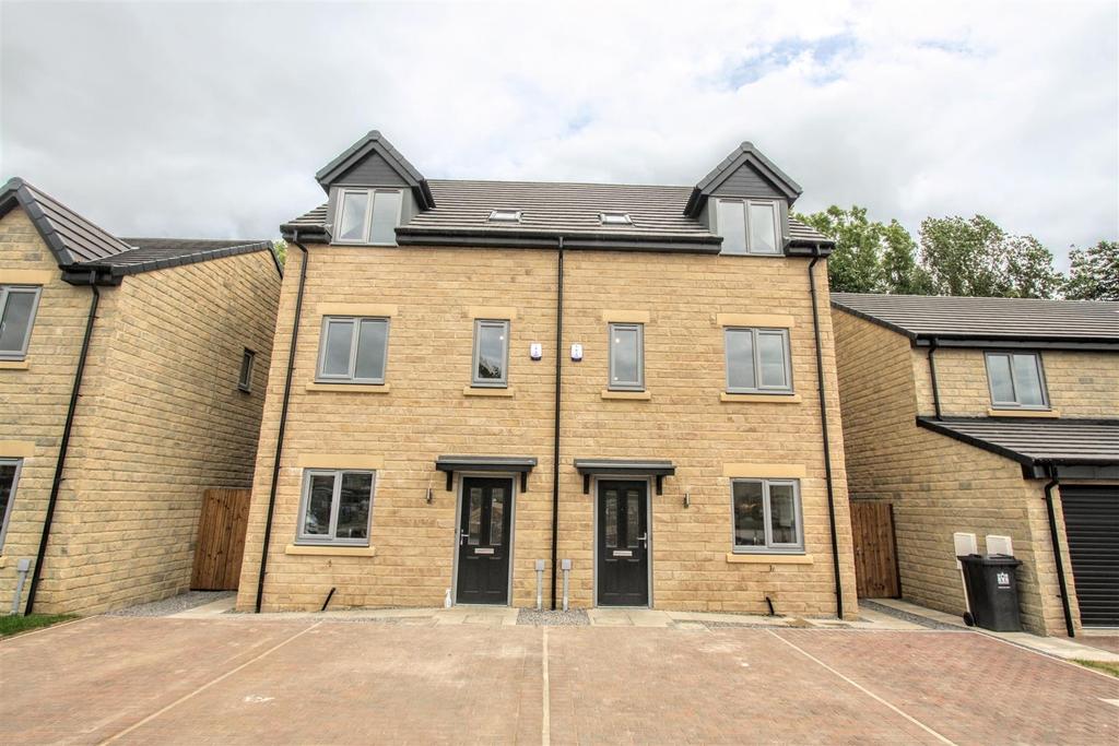 Wellington Drive, Middleton St. 3 bed semidetached house £850