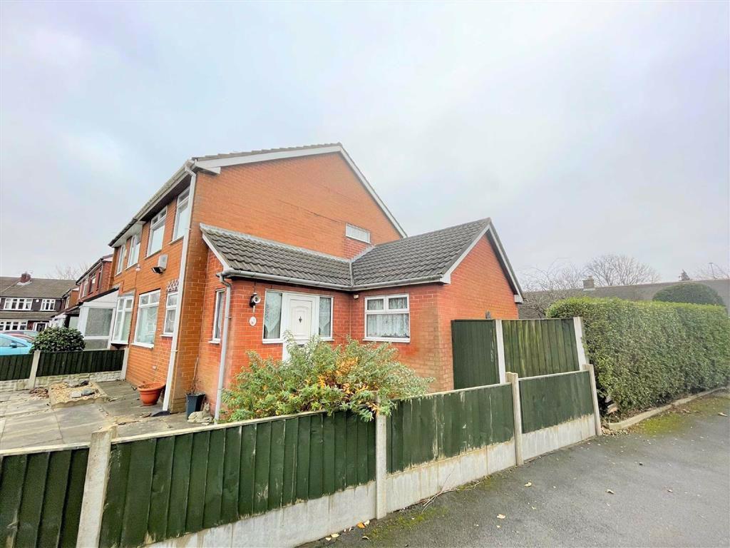 Newhaven Avenue, Leigh, Lancashire 3 bed semidetached house £195,000