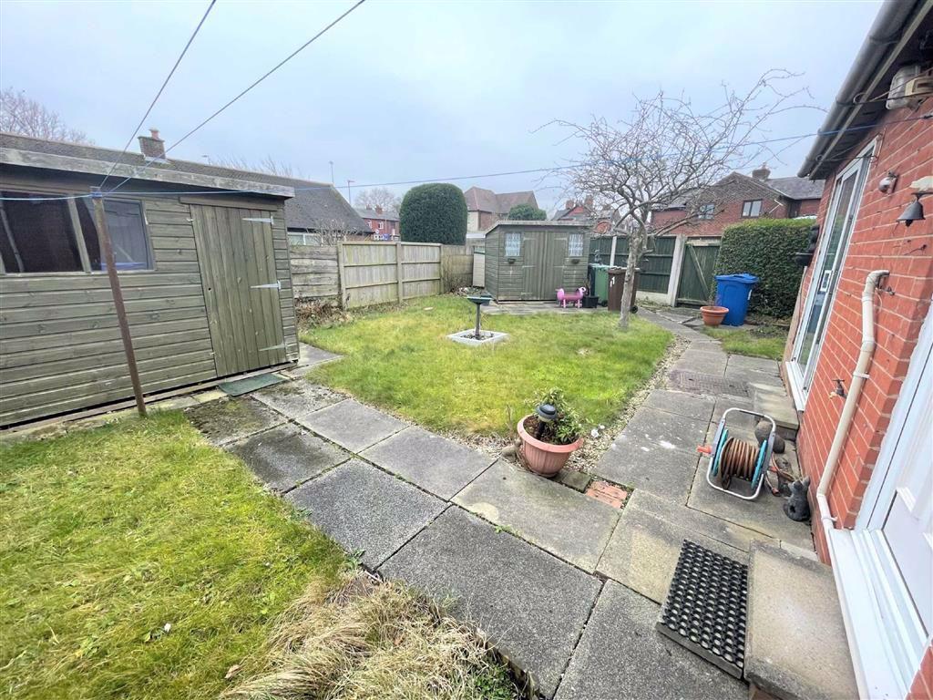Newhaven Avenue, Leigh, Lancashire 3 bed semidetached house £195,000