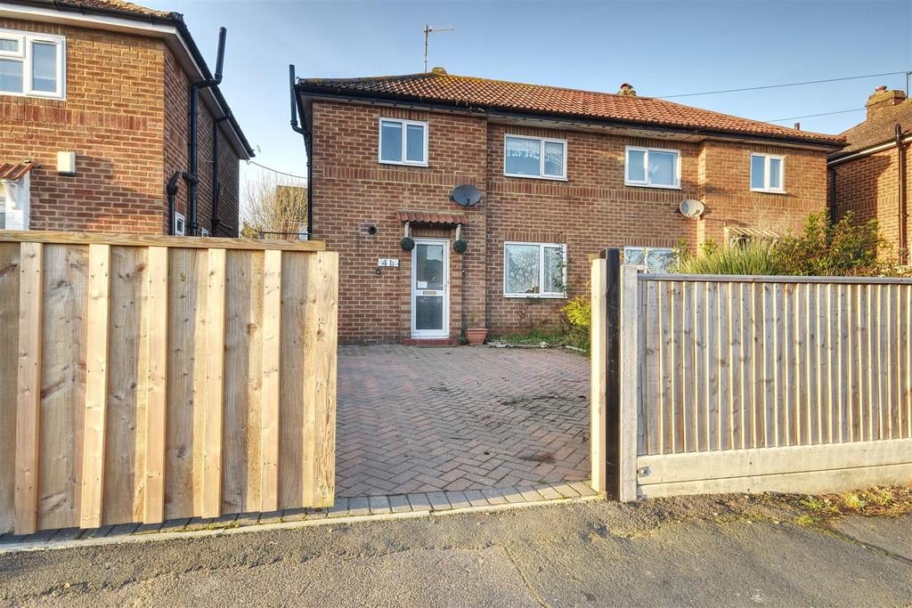 Buxton Drive, BexhillOnSea 2 bed semidetached house £235,000