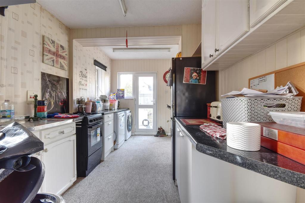 Buxton Drive, BexhillOnSea 2 bed semidetached house £235,000