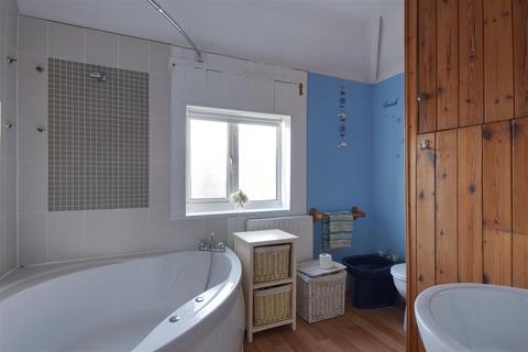 4b Buxton Drive, Bexhill-on-sea, TN39 4BD