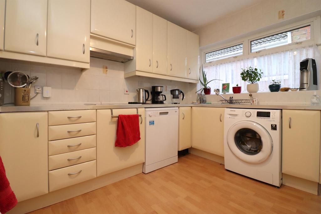 Earnsdale Road, Darwen, BB3 1HS 3 bed detached house £800 pcm (£185 pw)