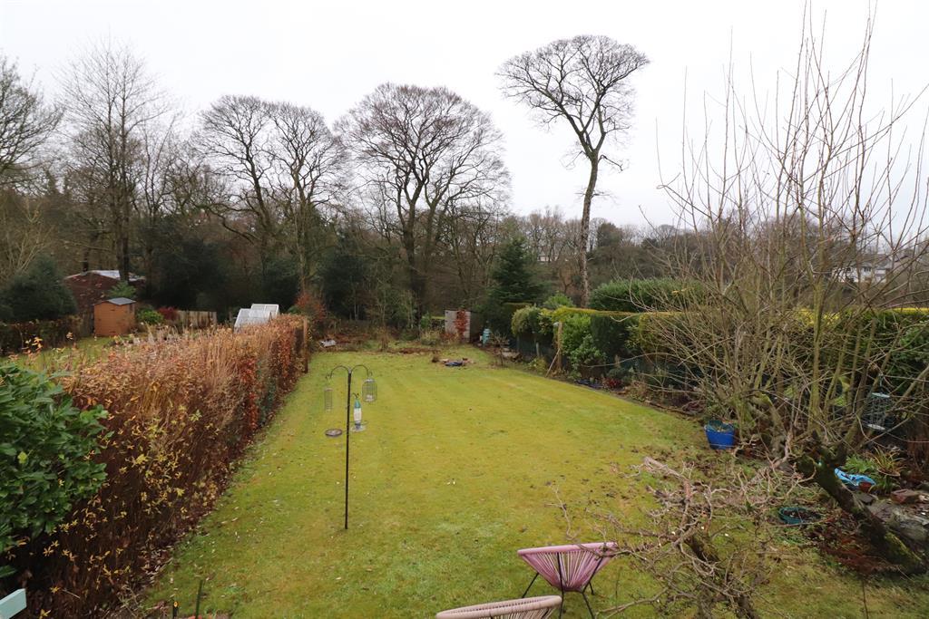 Earnsdale Road, Darwen, BB3 1HS 3 bed detached house £800 pcm (£185 pw)