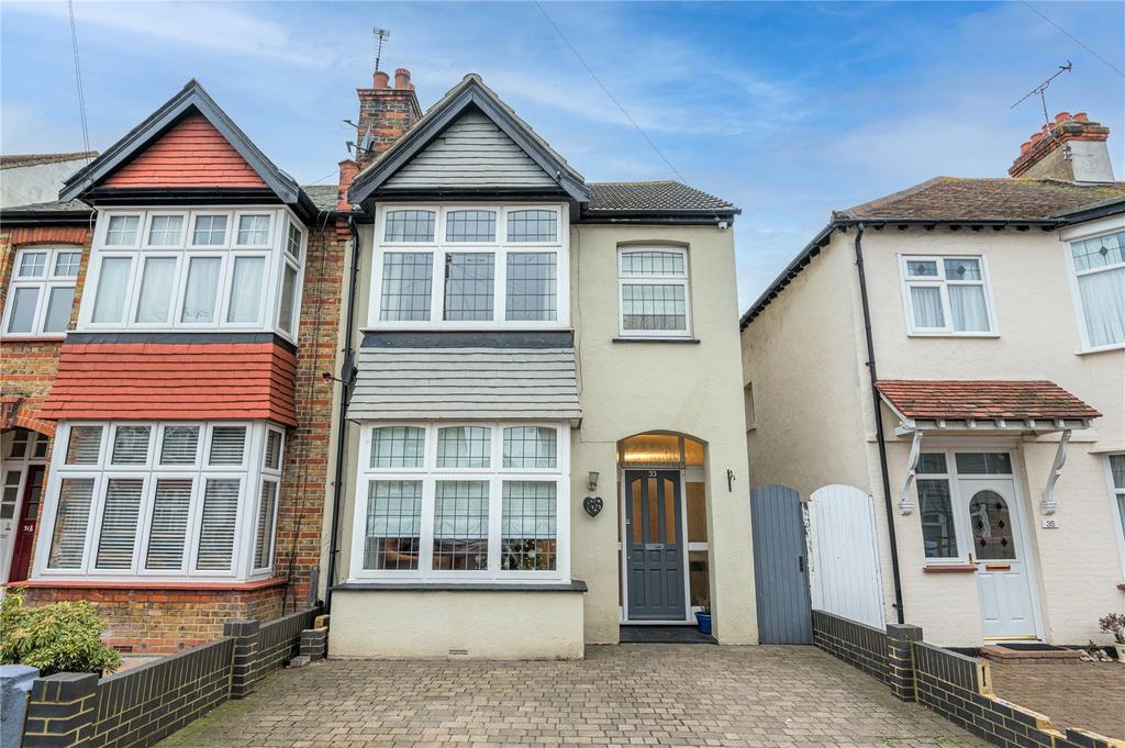 Dundonald Drive, LeighonSea, SS9 3 bed semidetached house £575,000