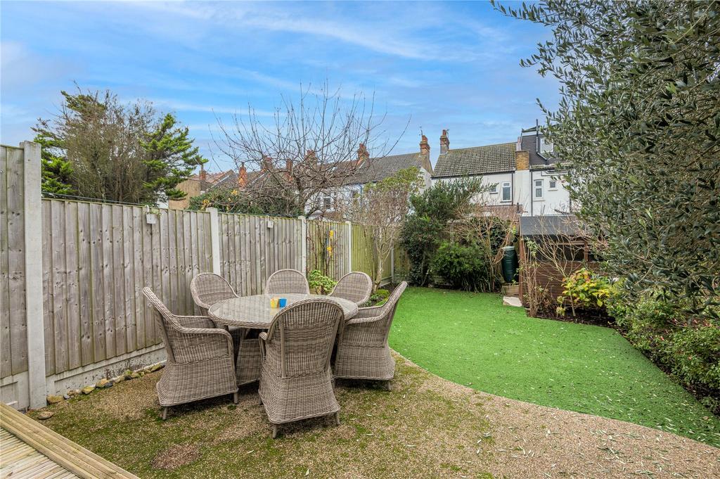 Dundonald Drive, LeighonSea, SS9 3 bed semidetached house £575,000