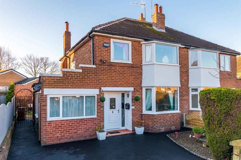 Kirkwood Drive, Cookridge, LS16 3 bed semidetached house £385,000