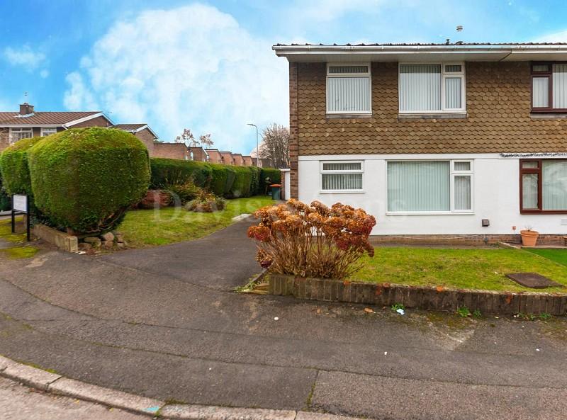 Court Gardens, Rogerstone, Newport. NP10 3 bed semidetached house £