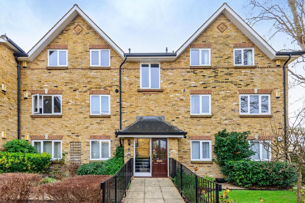 Swan Walk, Shepperton, TW17 2 bed flat £1,450 pcm (£335 pw)