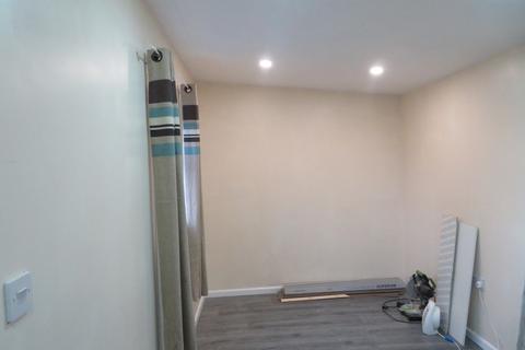 Studio to rent, Belfield Road, Rochdale, OL16