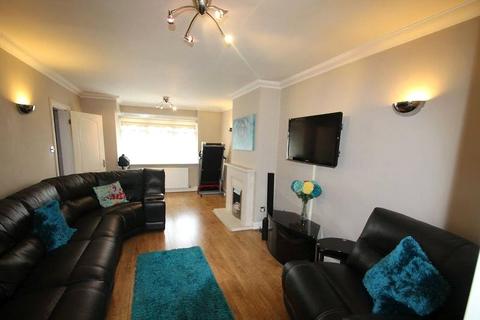 4 bedroom semi-detached house to rent, Rosebank Avenue, Hornchurch, RM12