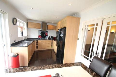 4 bedroom semi-detached house to rent, Rosebank Avenue, Hornchurch, RM12