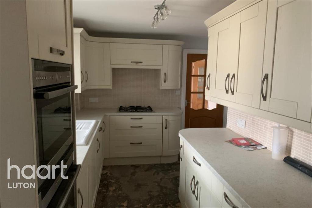 Douglas Drive, Stevenage 3 bed semidetached house £1,500 pcm (£346 pw)