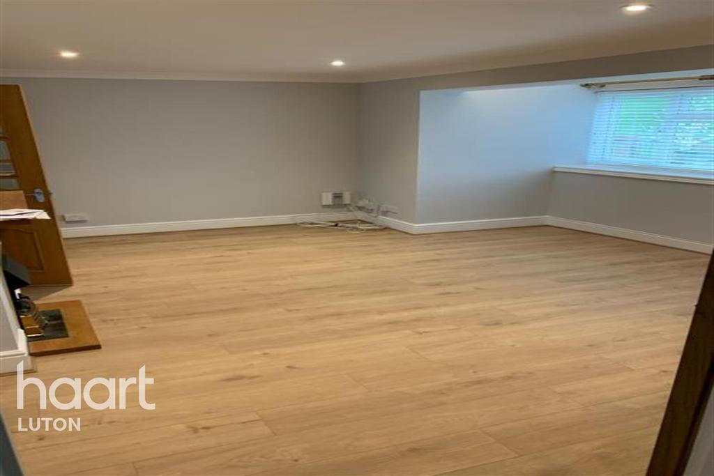 Douglas Drive, Stevenage 3 bed semidetached house £1,500 pcm (£346 pw)