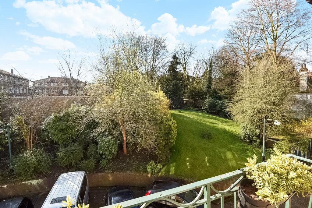 Stanhope Road, Highgate 2 bed flat £525,000