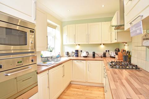 4 bedroom detached house to rent, St. Catherines Road, Harrogate, HG2 8JZ