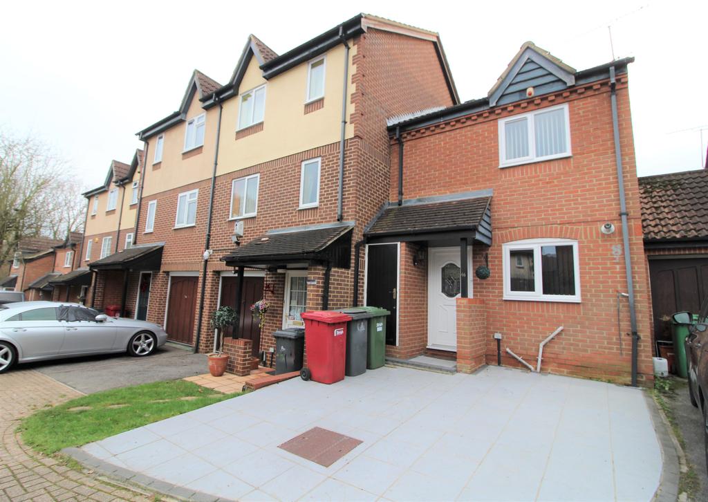 Littlebrook Avenue, Slough SL2 2 bed terraced house £1,300 pcm (£300 pw)