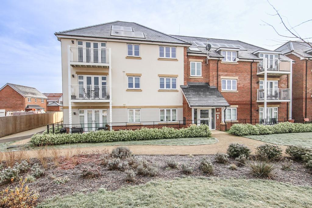 Lockhart Drive, Wokingham 2 bed apartment £280,000