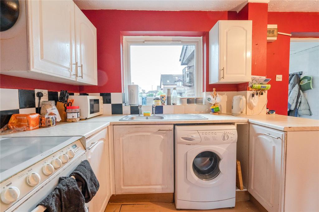Waterside Drive, Grimsby, DN31 2 bed terraced house £80,000