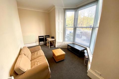 2 bedroom flat to rent - 66a Clarkegrove Road