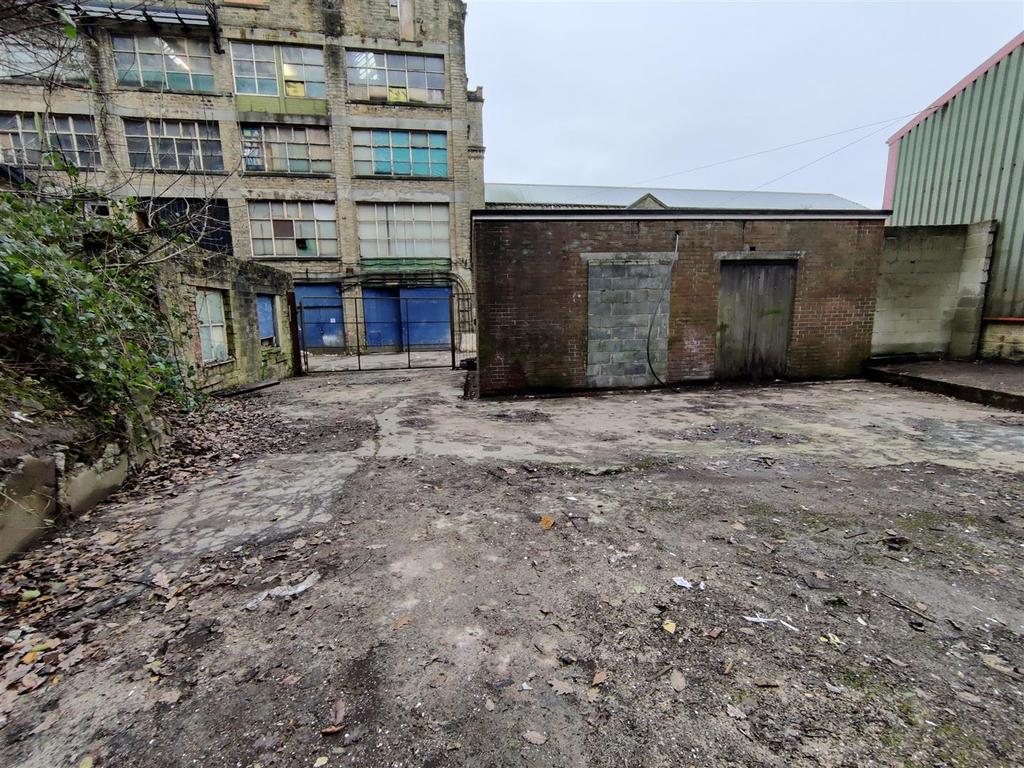 Storage Yard, Colne Valley Business Park, Linthwaite Storage £300 pcm