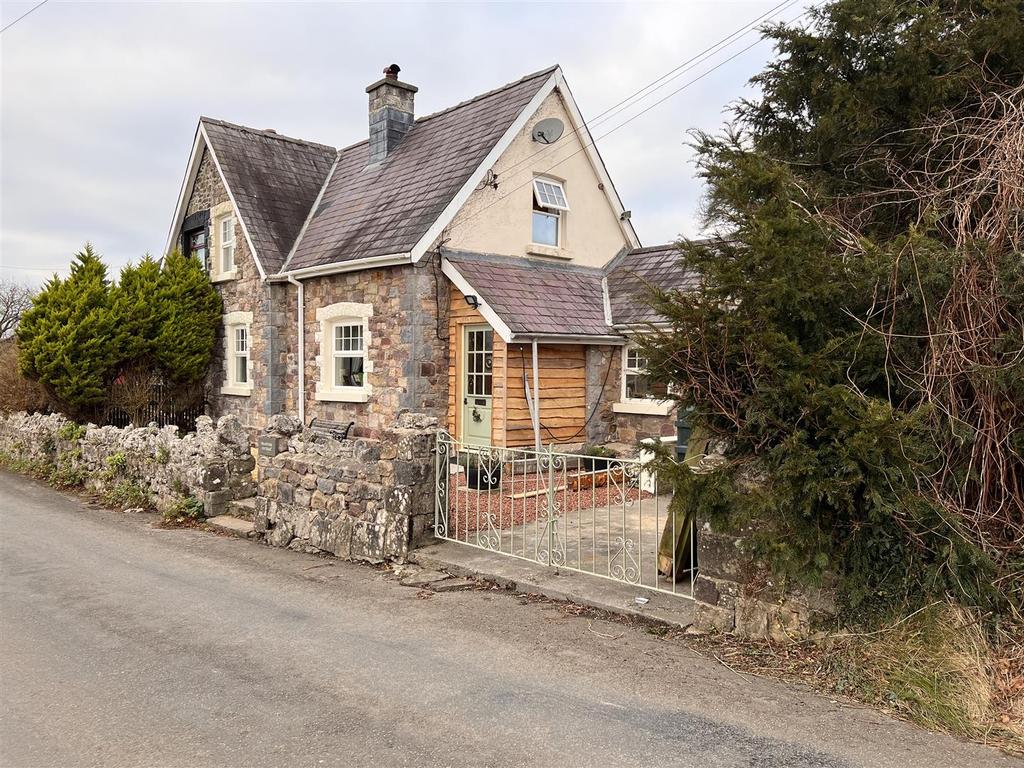 Kings Road, Llandybie, Ammanford 2 bed semidetached house £299,950