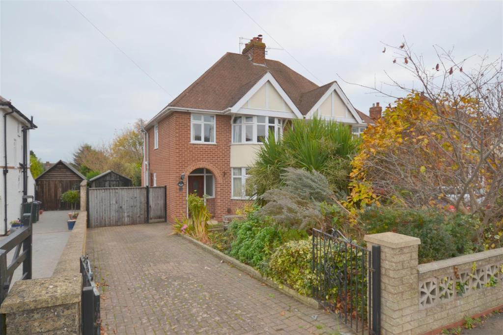 Leigh Sinton Road, Malvern 3 bed semidetached house £900 pcm (£208 pw)
