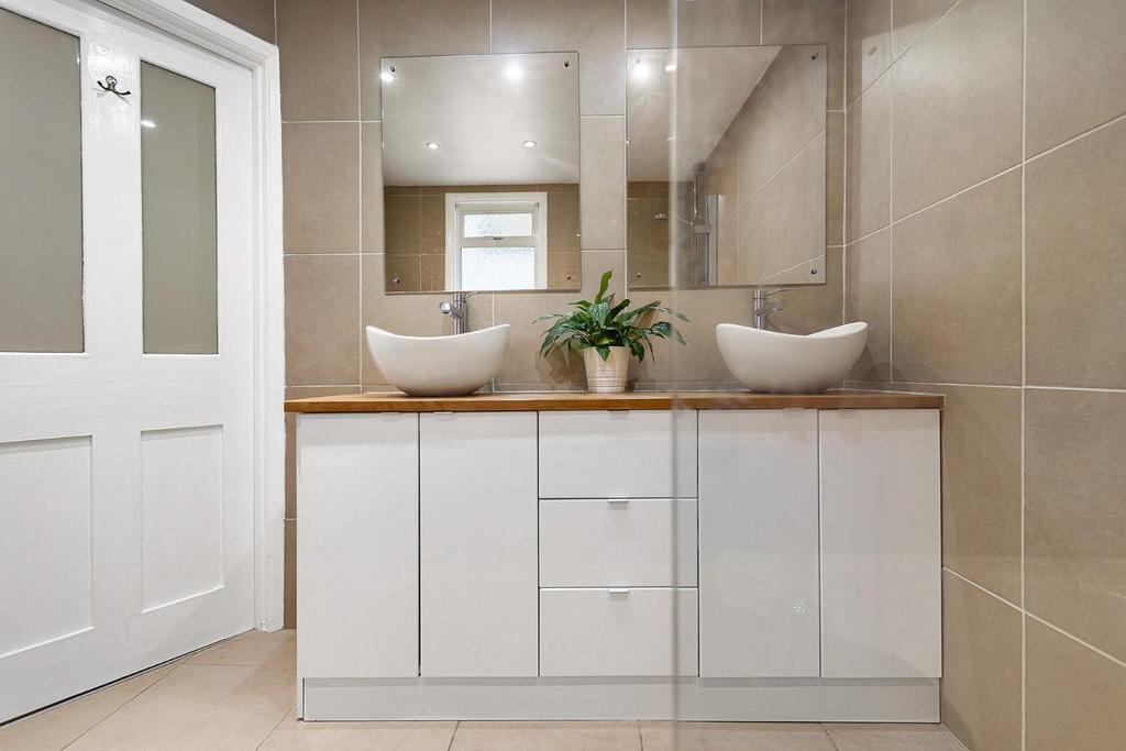 Bathroom (2).jpg
