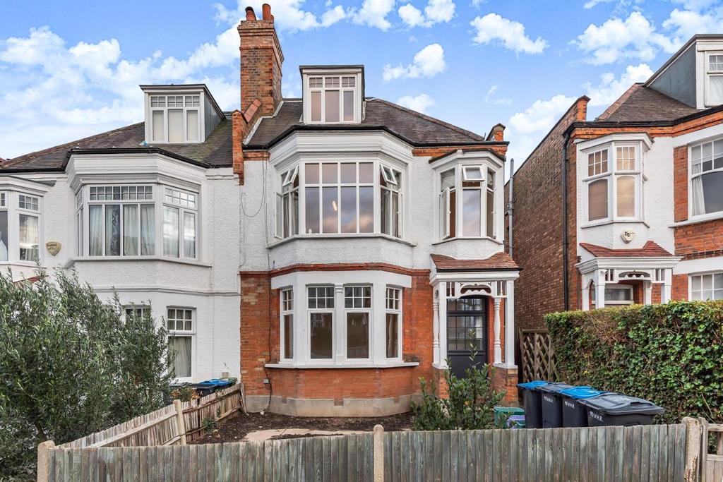Vineyard Hill Road, Wimbledon 2 bed flat £565,000
