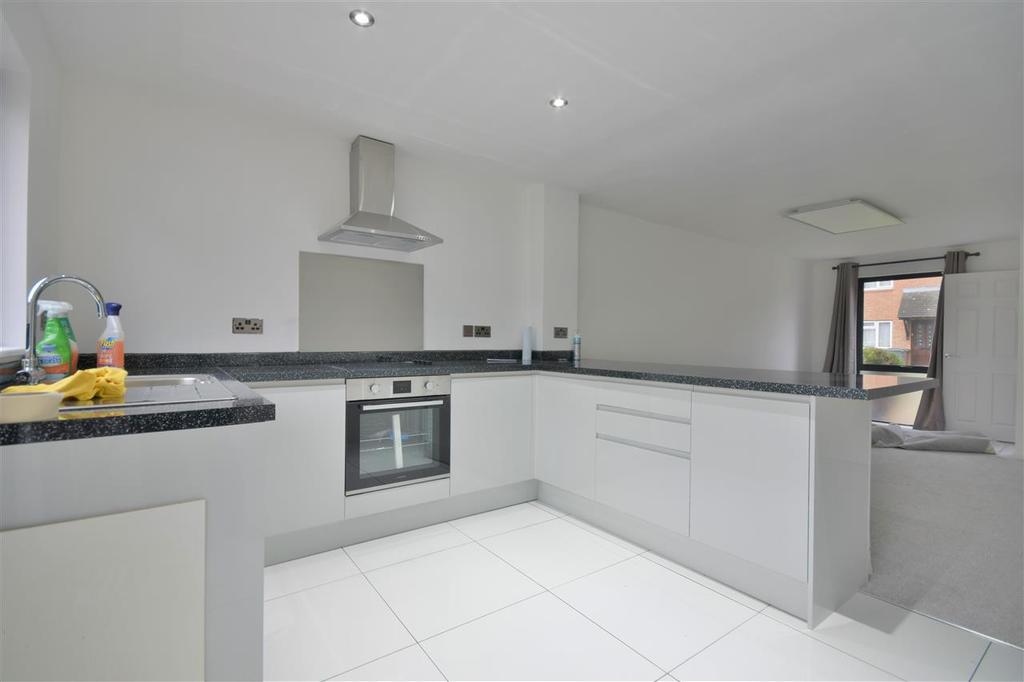 Aldridge Close, Chelmsford 2 bed house £1,300 pcm (£300 pw)