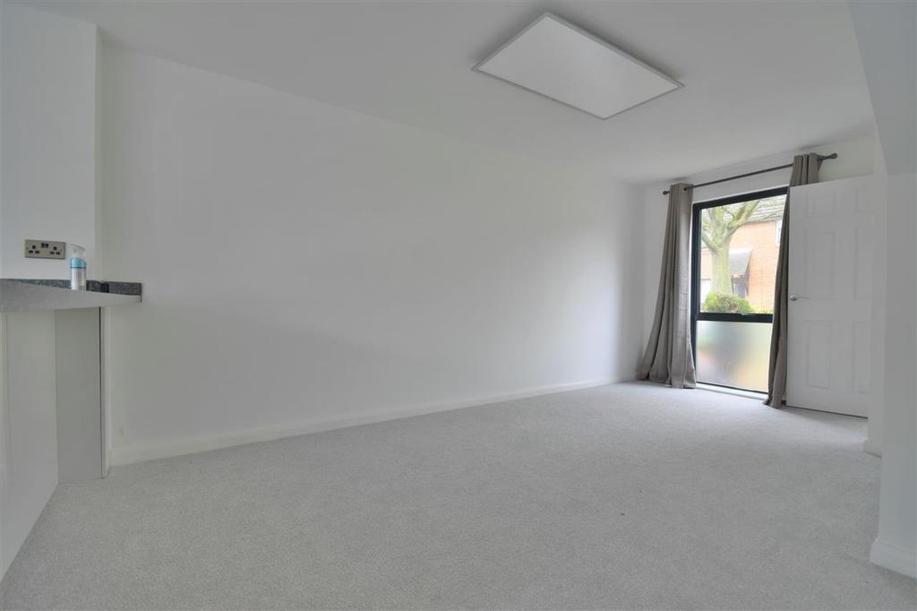 Aldridge Close, Chelmsford 2 bed house £1,300 pcm (£300 pw)