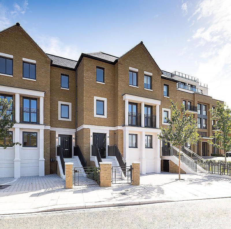 Broom Road, Teddington, TW11 4 bed townhouse - £2,320,000