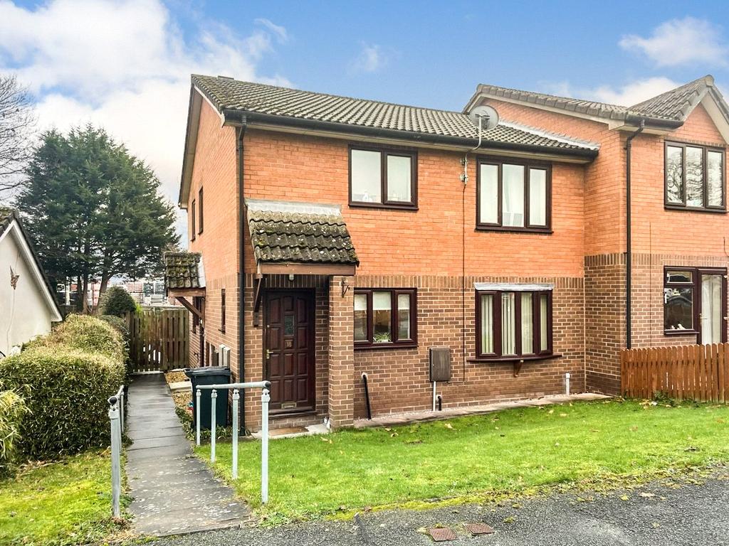 Little Henfaes Drive, Welshpool... 2 bed flat £100,000