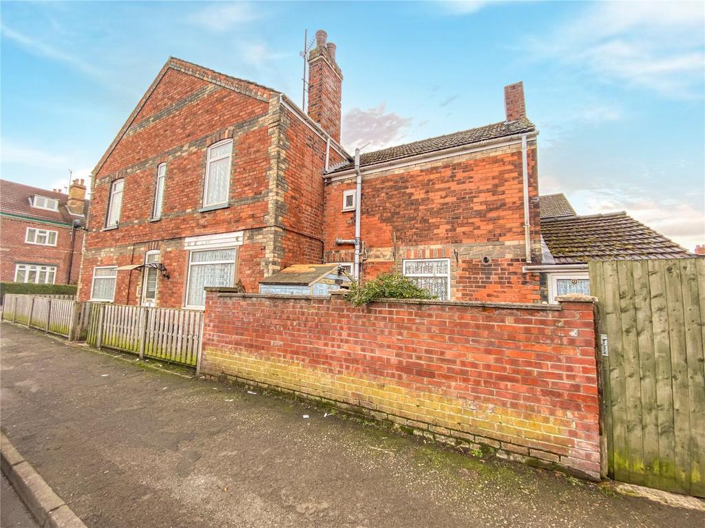 Love Lane, Gainsborough, Lincolnshire, DN21 3 bed semidetached house