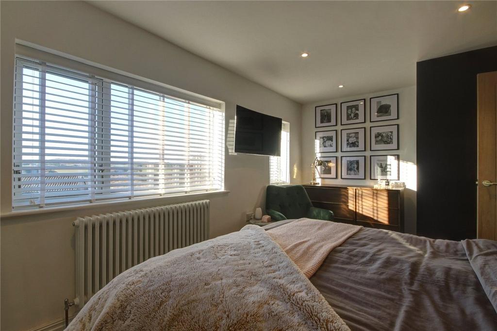 Bedroom 1 Pic 3