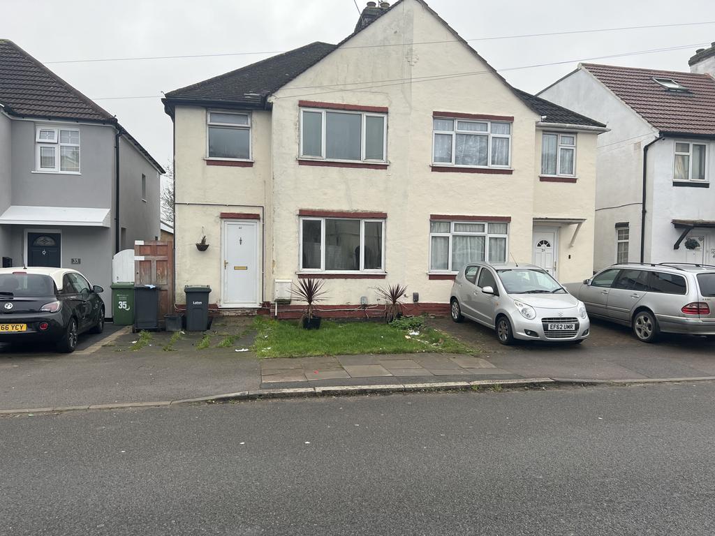 Weatherby Road, Luton LU4 3 bed semidetached house to rent £1,200 pcm (£277 pw)