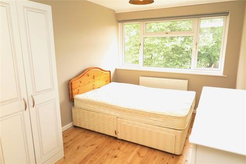 4 bedroom house share to rent - Swift Road, Farnham, Surrey, GU9