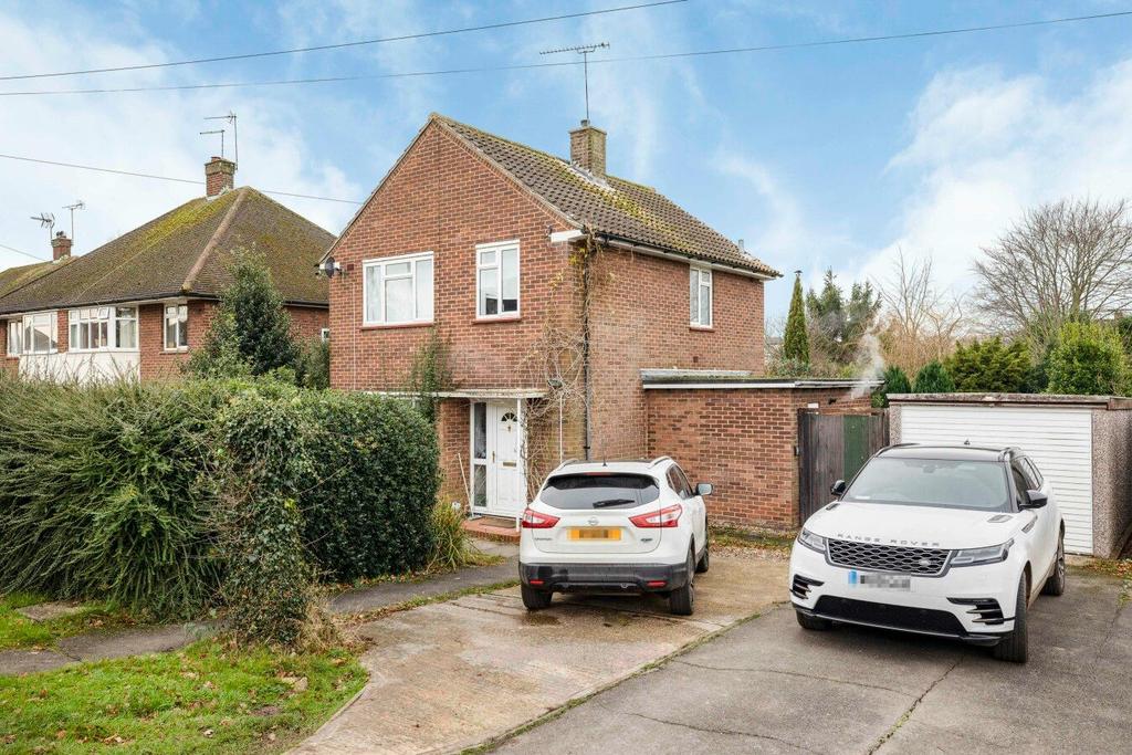 Bluebridge Road, Brookmans Park, AL9 3 bed detached house £995,000