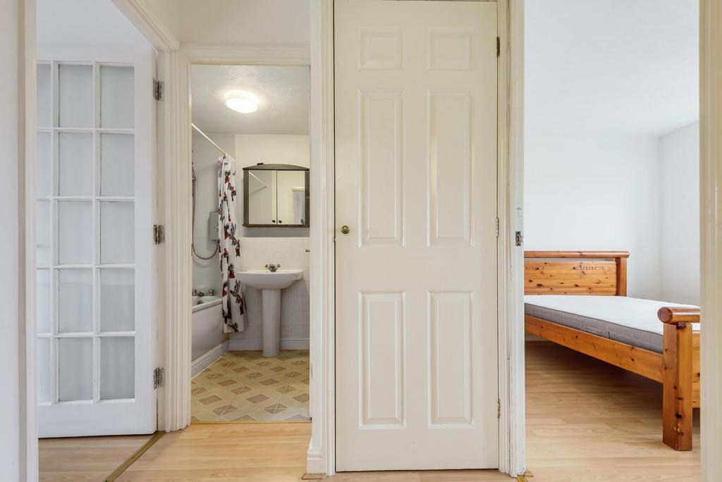 Bedroom/Bathroom