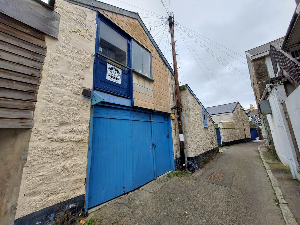 R/O Marine Terrace, Penzance... Property £750 pcm (£173 pw)