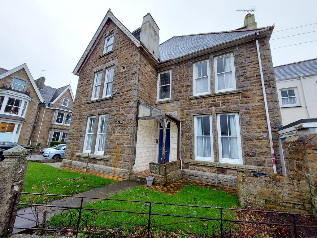 Branksome, Alexandra Place, Penzance... Studio £475 pcm (£110 pw)