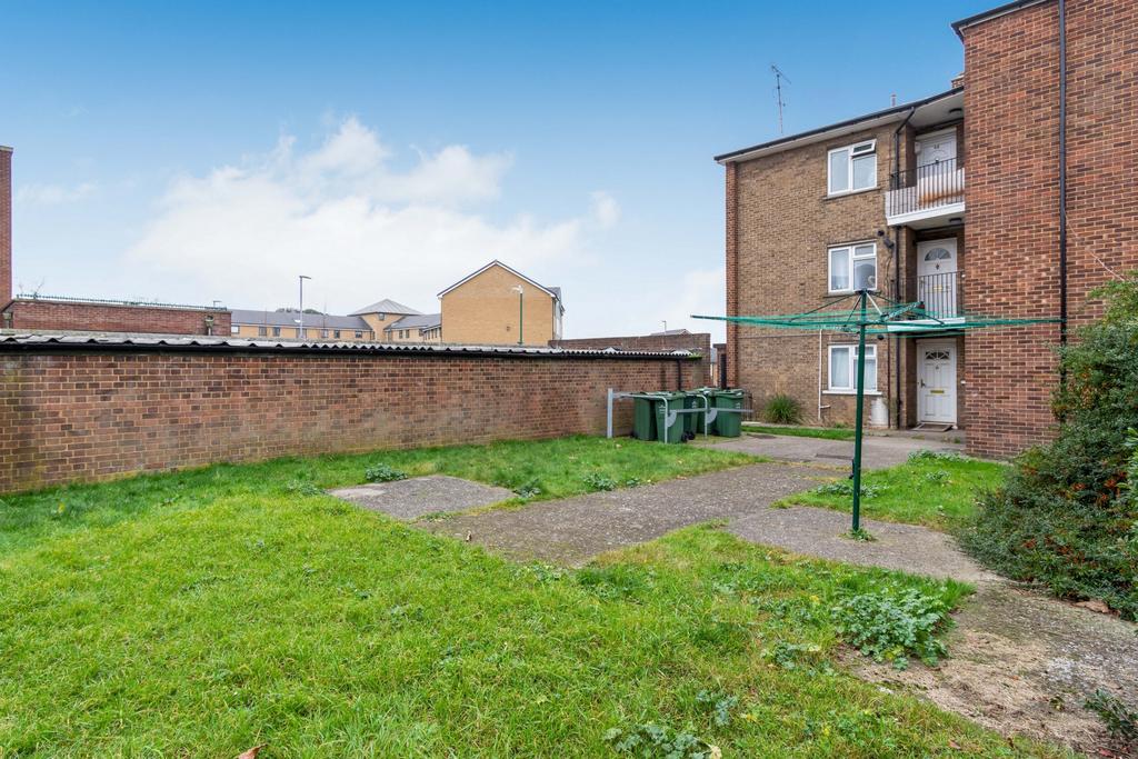 Temple Hill, Dartford, DA1 2 bed flat £1,175 pcm (£271 pw)